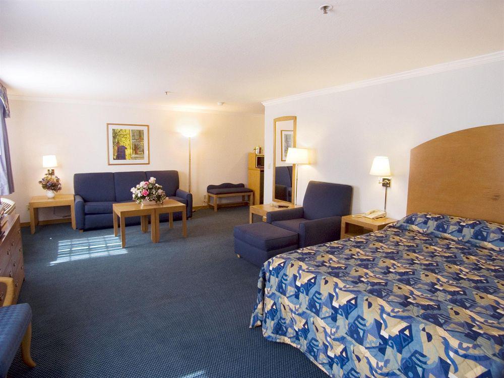 Best Western Plus Airport Plaza San Jose Room photo